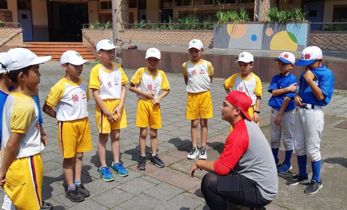 ▲新北市棒球隊每年於6月至8月暑假期間利用賽季空檔，深入校園為基層球隊進行技術輔導。（圖／新北市體育處提供）