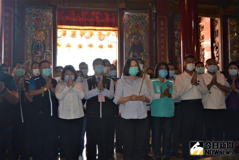 ▲在市長黃敏惠及立委王美惠等人陪同下,蔡英文總統向媽祖娘娘參香。(圖/記者郭政隆攝影2020.1.22)