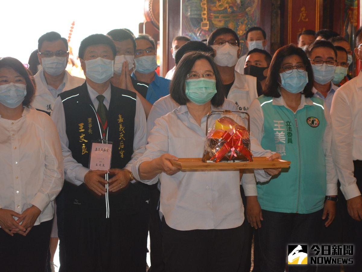 ▲蔡英文總統以三獻禮參拜玉三聖母娘娘。（圖／記者郭政隆攝影）