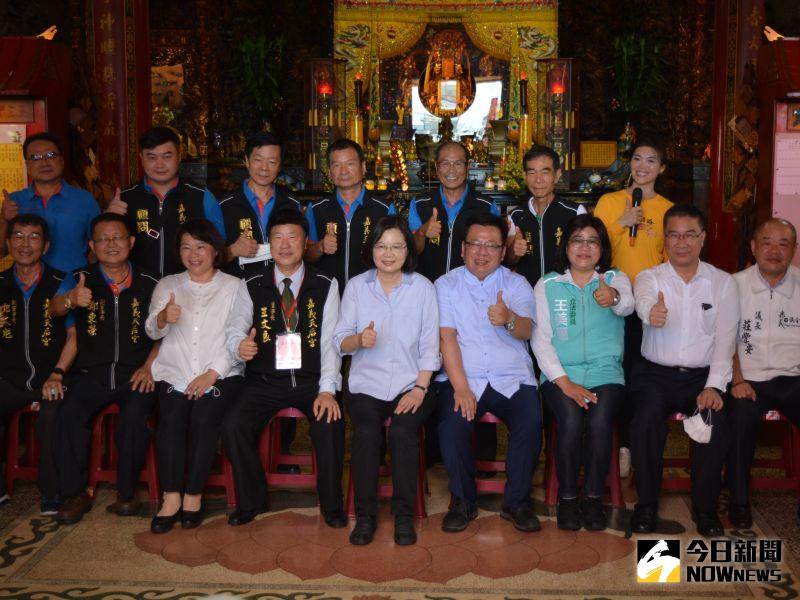 ▲蔡總統與廟方與人員合照。(圖/記者郭政隆攝影2020.7.23)