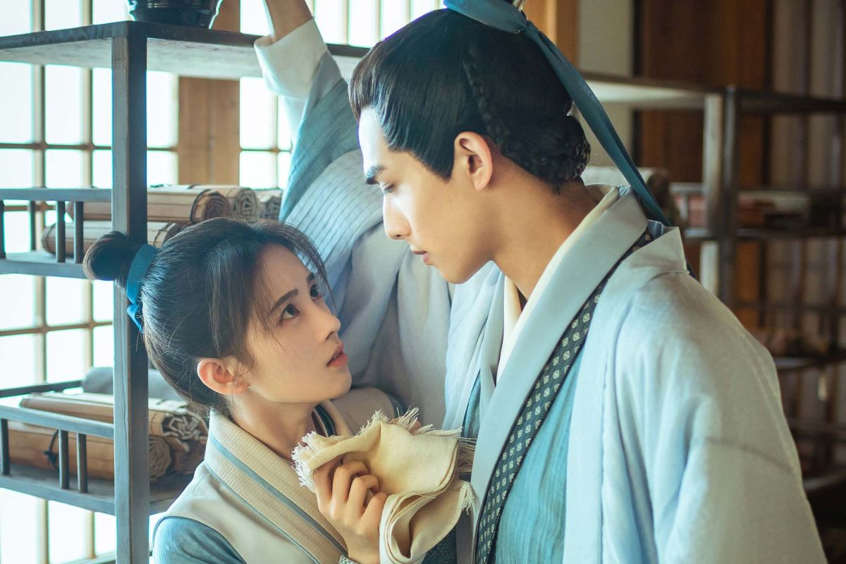 ▲鞠婧禕（左）、宋威龍初相識即上演書櫃咚搞曖昧。（圖 / 愛奇藝台灣站提供）