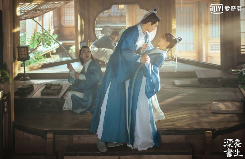 ▲宋威龍(左)對鞠婧禕公主抱。(圖