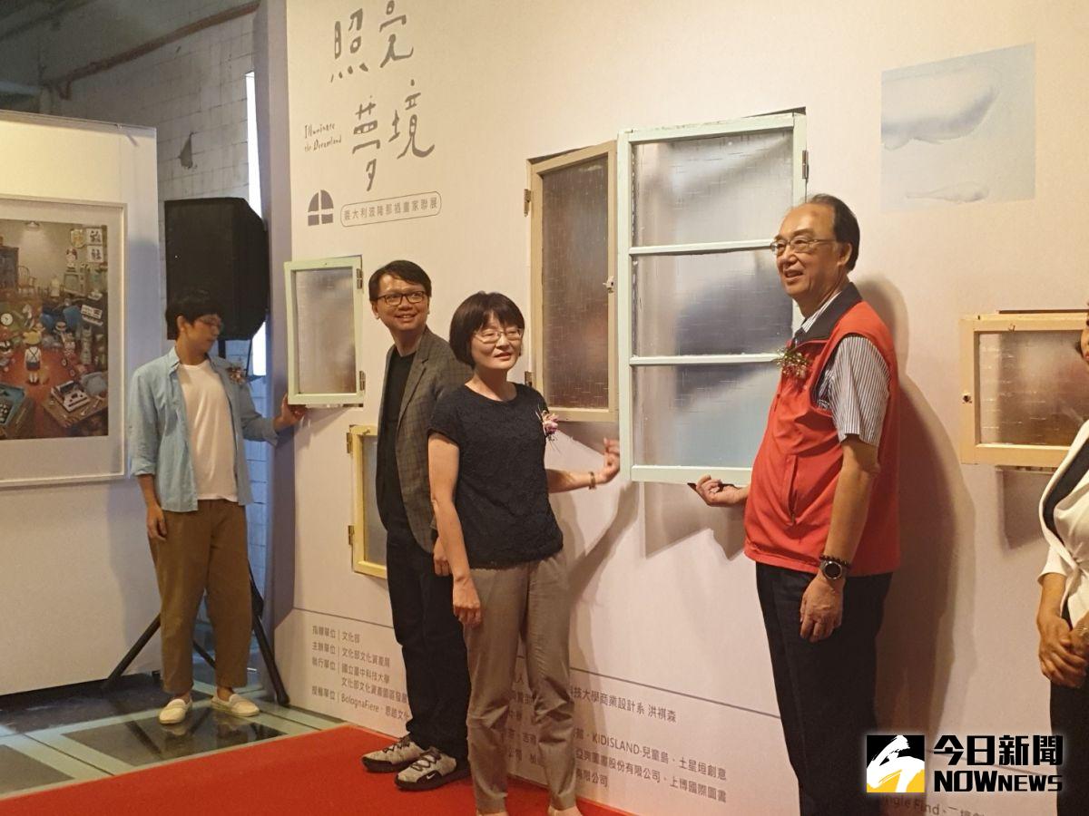 ▲「照亮夢境」義波隆那插畫家聯展 ，透過一扇扇窗戶呈現模式，彷如為民眾打開美的新視野。（圖／金武鳳攝，2020.7.24)