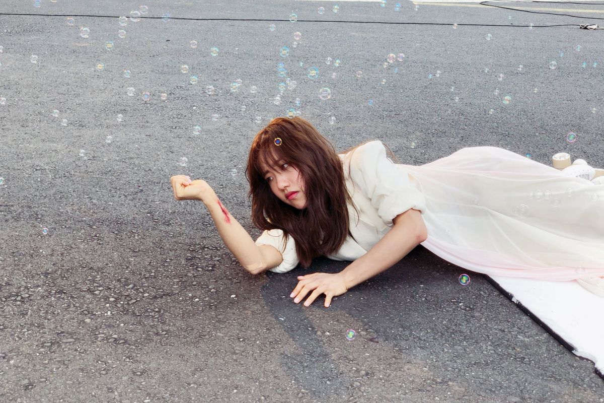 ▲蔡佩軒為單曲MV不斷摔跤，甚至還被熱水潑滿臉。（圖／索尼音樂提供）