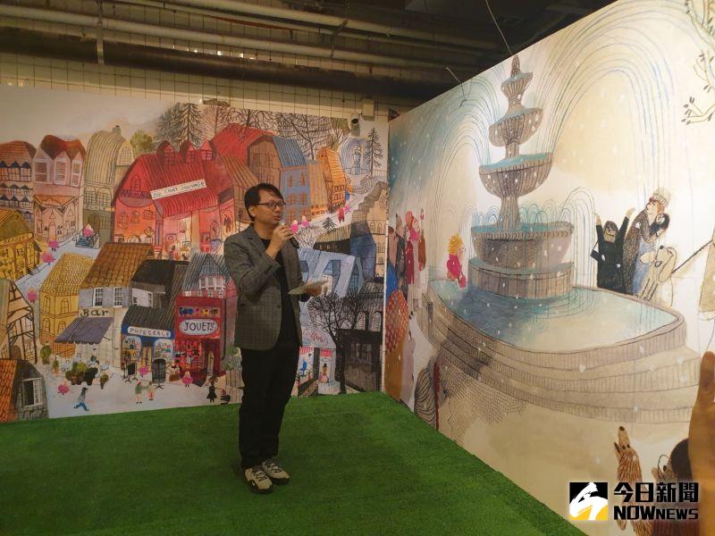 ▲「照亮夢境-義大利波隆那插畫家聯展」策展人洪祺森,為觀眾導覽首次在台登場的最美插畫。(圖/金武鳳攝,2020.7.24)