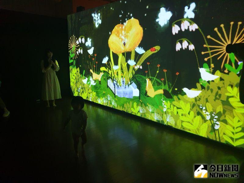 ▲由國內插畫新秀小白展出的作品夢島,透過夢境說故事,由於採動畫及情境方式展出,每當花兒盛開,蝴蝶飛舞時,小朋友都會情不自禁追逐,感覺很療癒。(圖/金武鳳攝,2020.7.24)