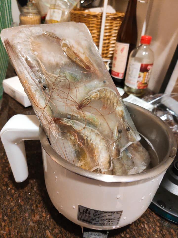▲網友把整塊凍蝦丟到快煮鍋內。（合成圖／左圖取自