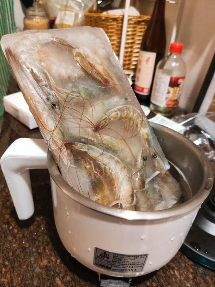 ▲網友把整塊凍蝦丟到快煮鍋內。(合成圖/左圖取自