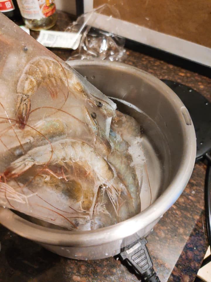 ▲網友把整塊凍蝦丟到快煮鍋內。（合成圖／左圖取自
