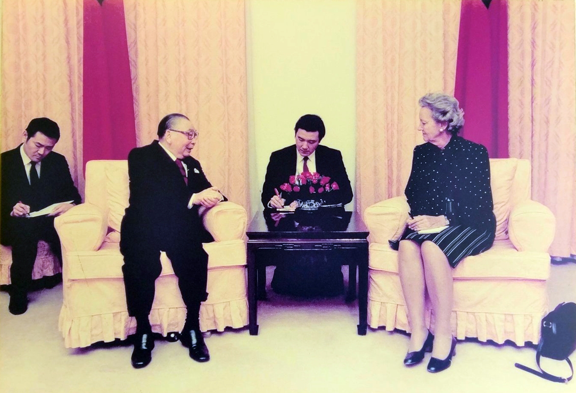 ▲1986年10月7日，蔣經國接見美國華盛頓郵報發行人葛蘭姆（Katherine Graham）女士談到解嚴，當時馬英九在現場擔任翻譯。(圖/馬英九辦公室提供)