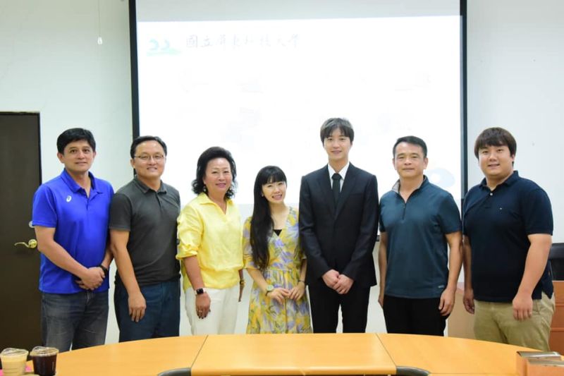 ▲我國桌球好手江宏傑今日分享碩班畢業照,老婆福原愛也到場見證。(圖/取自江宏傑粉絲專頁)