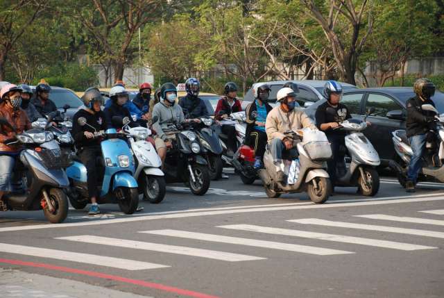 ▲網友們紛紛留言表示「大學生還是要有台機車，機動性比較高，而且才大一，用的機會多，台灣地狹人稠不比國外」。（示意圖／NOWnews資料照）