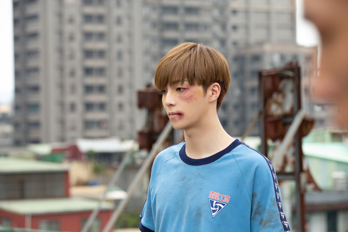 ▲陳立農新歌傳達爆紅的不適應，MV其中一幕是讓他與爸爸一起賣粥，讓他心情複雜。（圖／環球音樂提供）