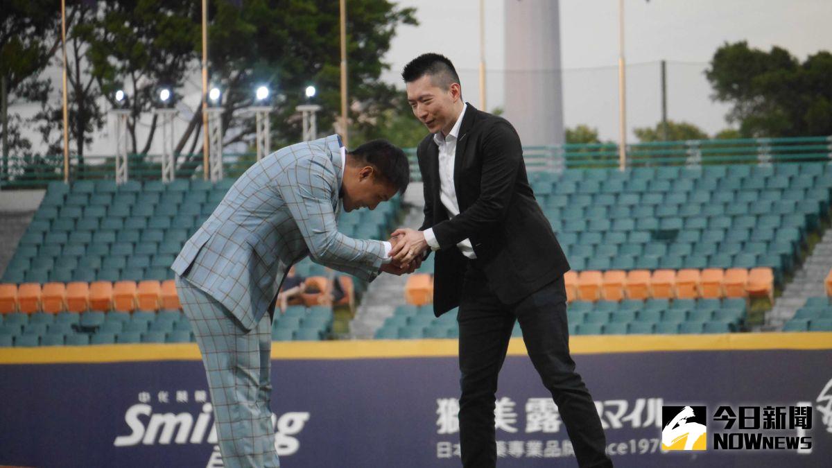 ▲張進德（左）跟蔡承儒鞠躬。（圖／吳政紘攝）