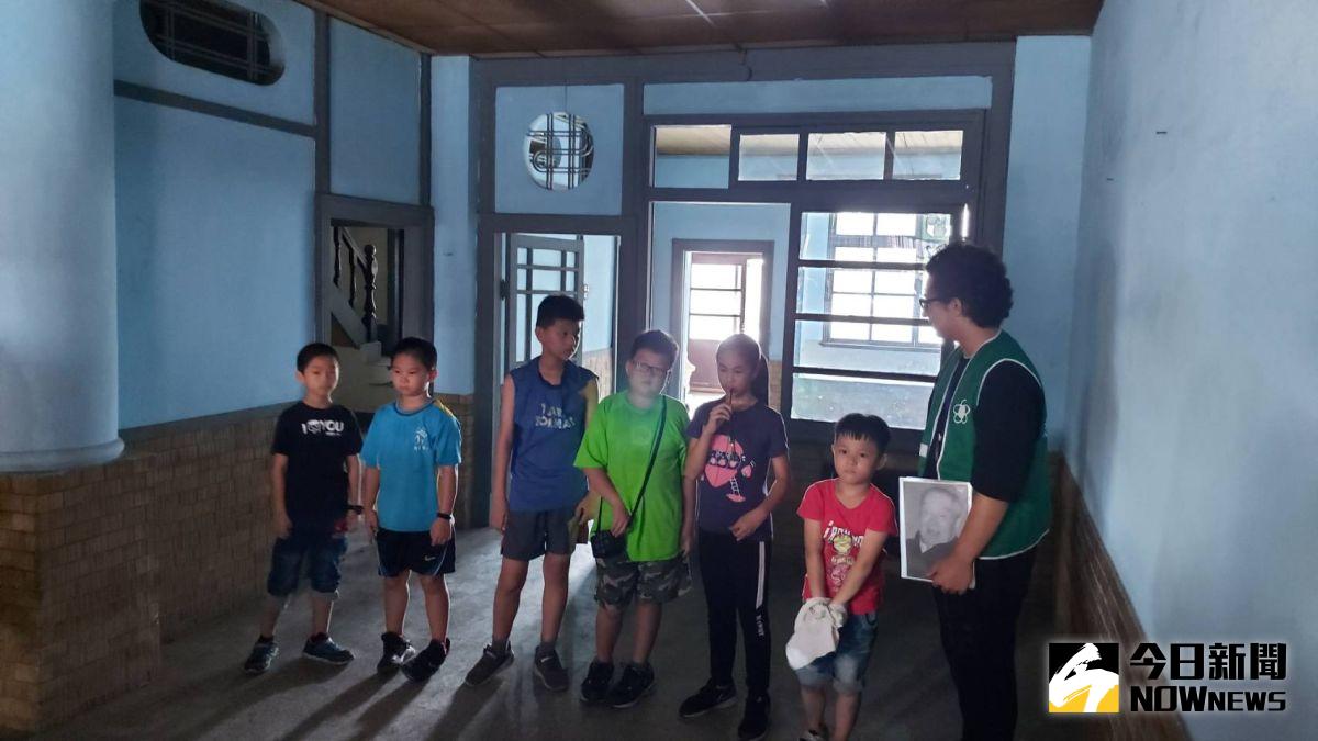 ▲修平科技大學觀光與創意學院舉辦「再現田頭水田中街區小小導覽員培訓營」，小朋友在田中老街為教育部USR輔導團委員們進行導覽。（圖／記者陳雅芳攝，2020.07.24）