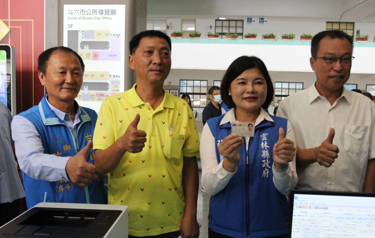 ▲縣長張麗善親自體驗便利通這項便民的櫃檯服務。（圖／記者簡勇鵬攝，2020.07.24）