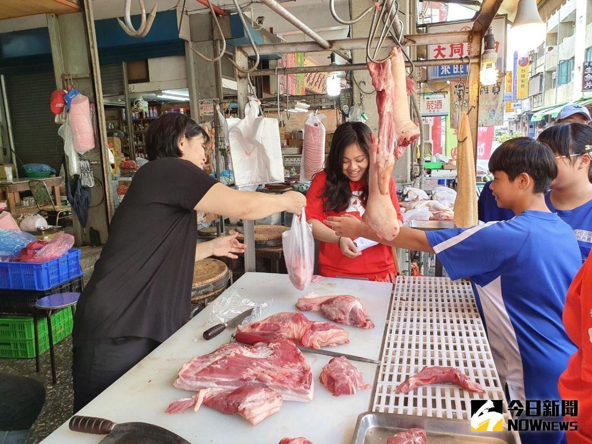 ▲近日一名豬肉攤老闆分享，有熟客來買豬肉時，都會「掏出一根棒子」，用途曝光後，網友紛紛大讚「太聰明」。（示意圖，圖中人物與本文無關／記者陳雅芳攝）