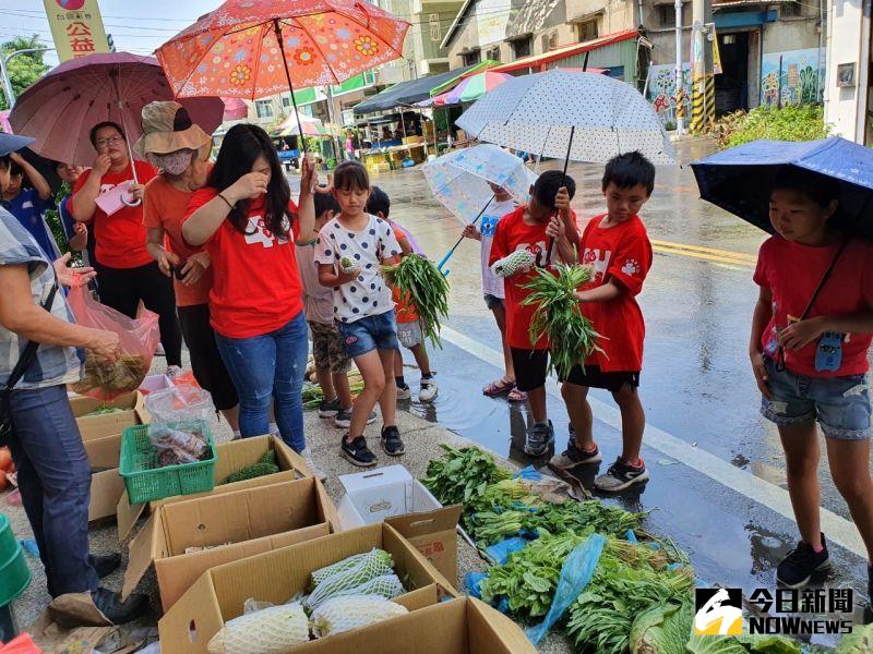 ▲農會四健會指導員帶領小四健到傳統市場、生鮮超市採買去。(圖/記者陳雅芳攝,2020.07.24)