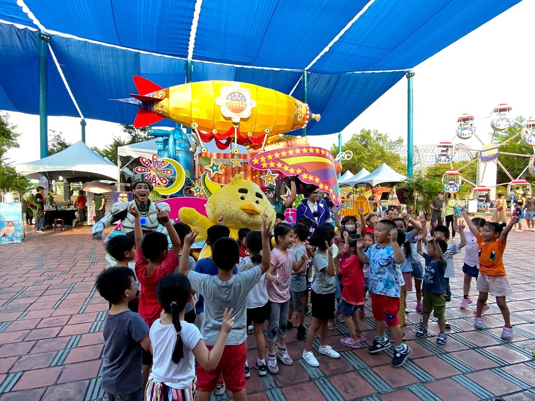 ▲小朋友搶著要跟「宜比鴨」拍照。（圖／記者李清貴攝,2020.7.24)