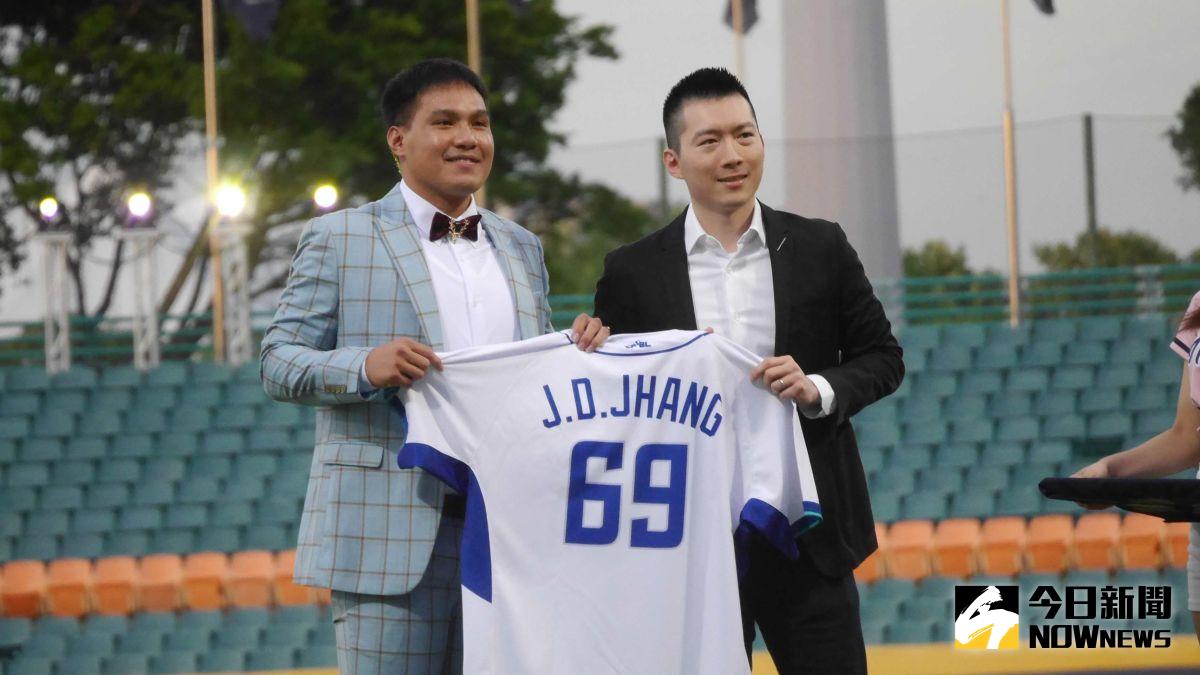 ▲張進德（左）跟蔡承儒合影。（圖／吳政紘攝）