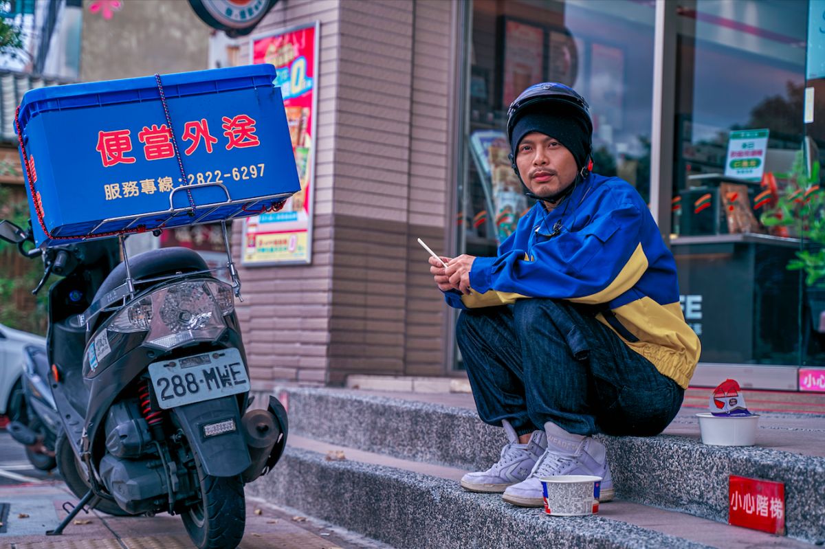 ▲黃明志在新歌《五百》中，自爆半夜與鄰居對罵的事蹟。（圖／亞洲通文創提供）