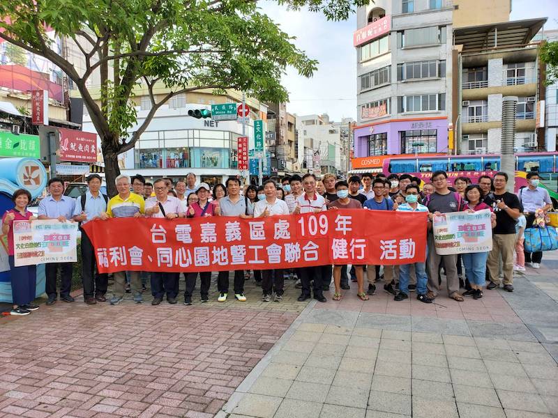 ▲台電嘉義區處由謝義隆處長帶領，員眷一起到嘉義市文化觀光夜市進行在地消費，振興地方經濟。(圖 ／台電嘉義區處提供)