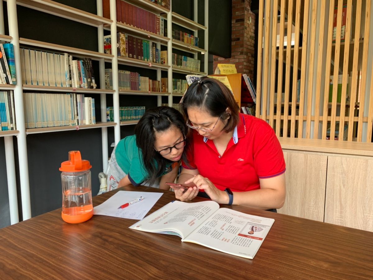 ▲基隆市「盛夏閱讀列車」，在暑假每週六舉辦學校社區共讀站活動，今（25）日停靠第三站－碇內國中社區共讀站「瀚墨書坊」。（圖／基隆市政府提供）