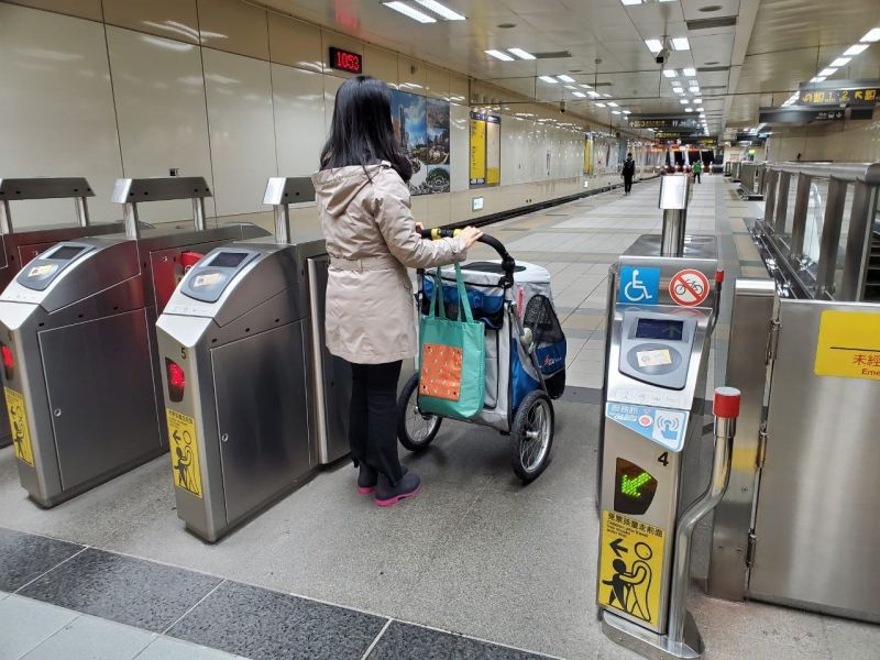 ▲台北捷運自今（ 25 ）日起實施假日擴大開放大型寵物車，凡本體尺寸長、寬、高總和介於 176 公分至 210 公分，皆進出淡水信義線 26 座車站（台北車站及大安站除外）。（圖／台北捷運公司）