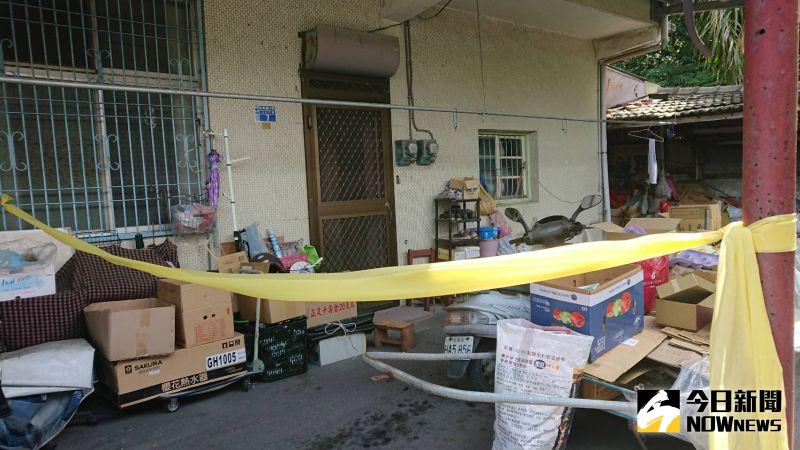 ▲死者從事資源回收,住處門口陳堆許多紙箱回收物。(圖/記者陳雅芳攝,2020.07.25)