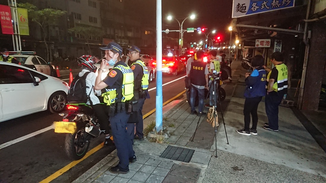 ▲新北市當晚共計攔查使用非原廠或認證排氣管車輛共97輛，均將依噪音管制法規定裁罰新臺幣3000元。（圖／新北市環保局提供）