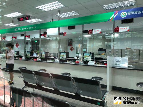 ▲今（ 25 ）日郵局領三倍券人潮明顯減少，甚至有郵局等不到民眾上門，因此中華郵政研擬下周六不再加班銷售振興券。（圖／民眾提供）