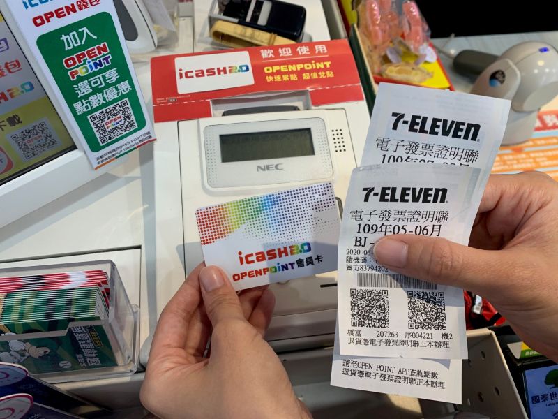 ▲2020年5-6月期統一發票開獎,財政部公布中獎清冊,屏東市有人統一超商只花10元買報紙就中了1000萬元特別獎。(圖/資料照,統一超商提供)