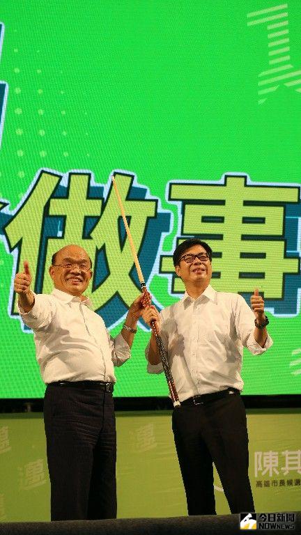 ▲行政院長蘇貞昌院長將他象徵會做事認證的撞球桿,送給陳其邁。(圖/記者鄭婷襄攝,2020.07.25)