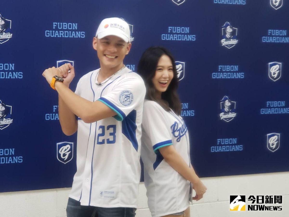 ▲台灣大總經理林之晨（左）在富邦勇士主場丟水瓶惹議，他曾與「金曲小天后」孫盛希在勇士隊活動中，分別擔任開球投手與開球打者嘉賓。（圖／黃建霖攝，資料照）