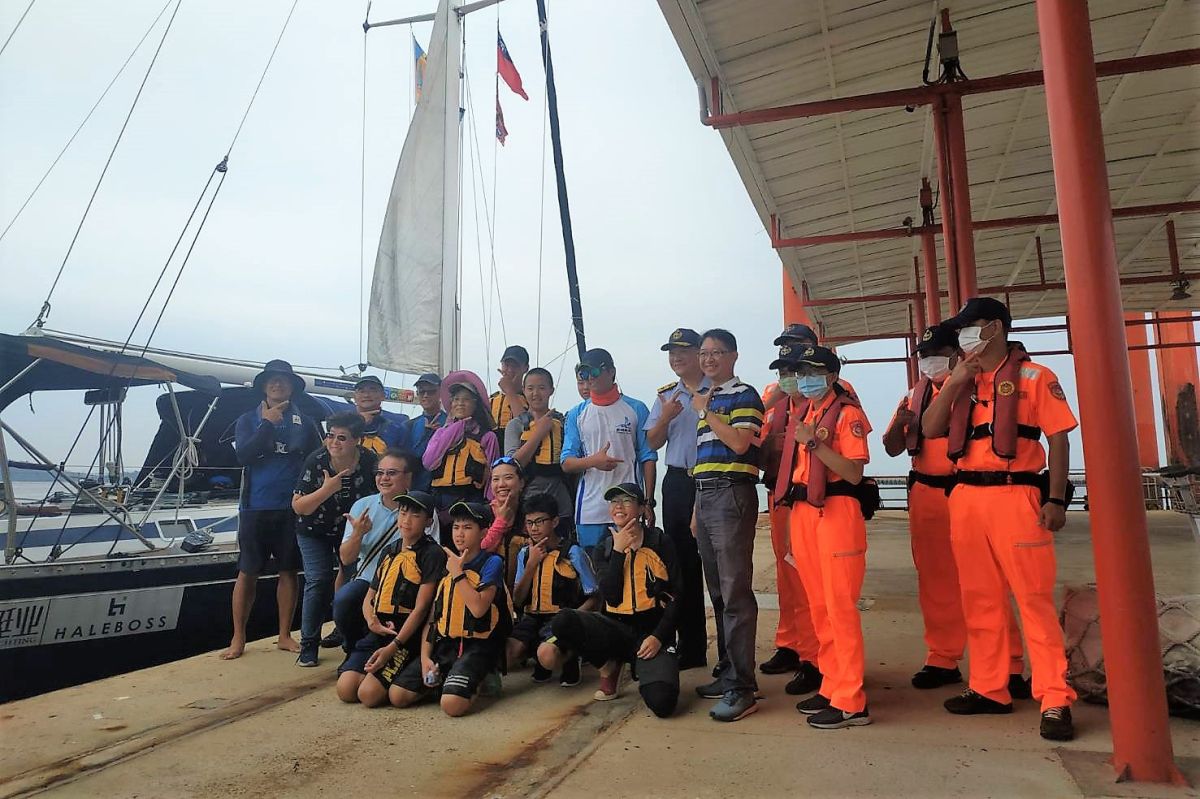 ▲岳明國小「光腳號」逐夢再啟航、金門海巡接力戒護前往澎湖。(圖/金門海巡隊提供)