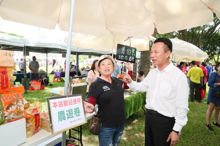 ▲翁章梁縣長親到嘉有好市集揪大家一起逛大街，一起振興地方經濟。(圖／嘉義縣政府提供）