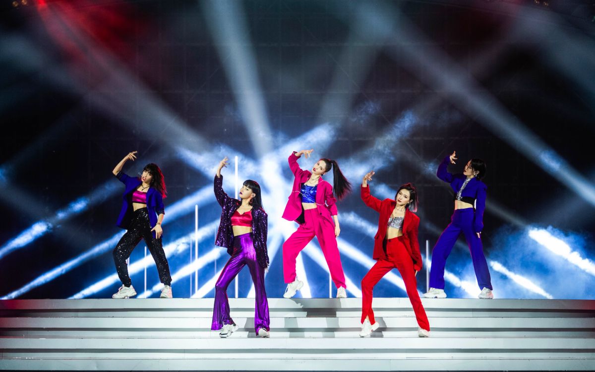 ▲袁詠琳（左一）與團員們每天排練超過10小時，天天跳到想吐還全身痠痛。（圖／杰威爾音樂提供）