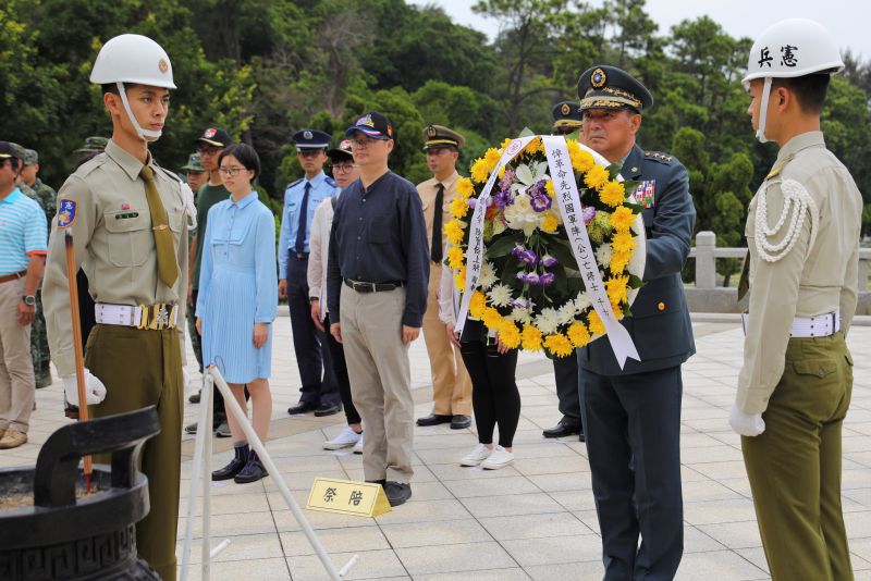 ▲陸軍司令陳寶餘偕同戰士遺族及金防部官兵代表，至太武山公墓為已故烈士獻花致祭。(、圖/金防部提供、)