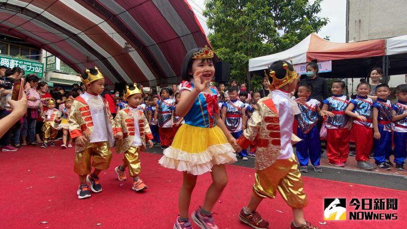 ▲北斗鎮立聯合幼兒園舉行落成啟用典禮，幼兒園小朋友盛裝進場。（圖／記者陳雅芳攝，2020.07.25）