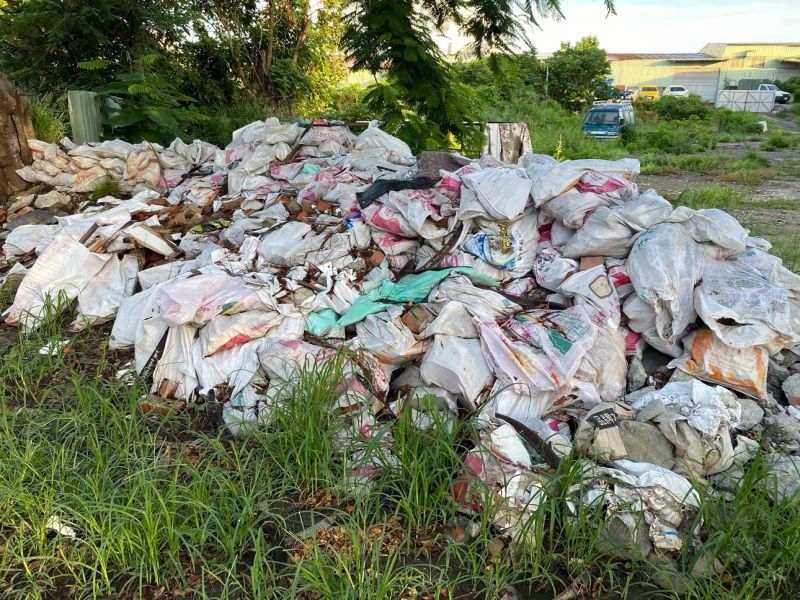 ▲台南市政府市有地疑遭長期違法占用，傾倒建築廢棄物及垃圾。 （圖／民眾提供）