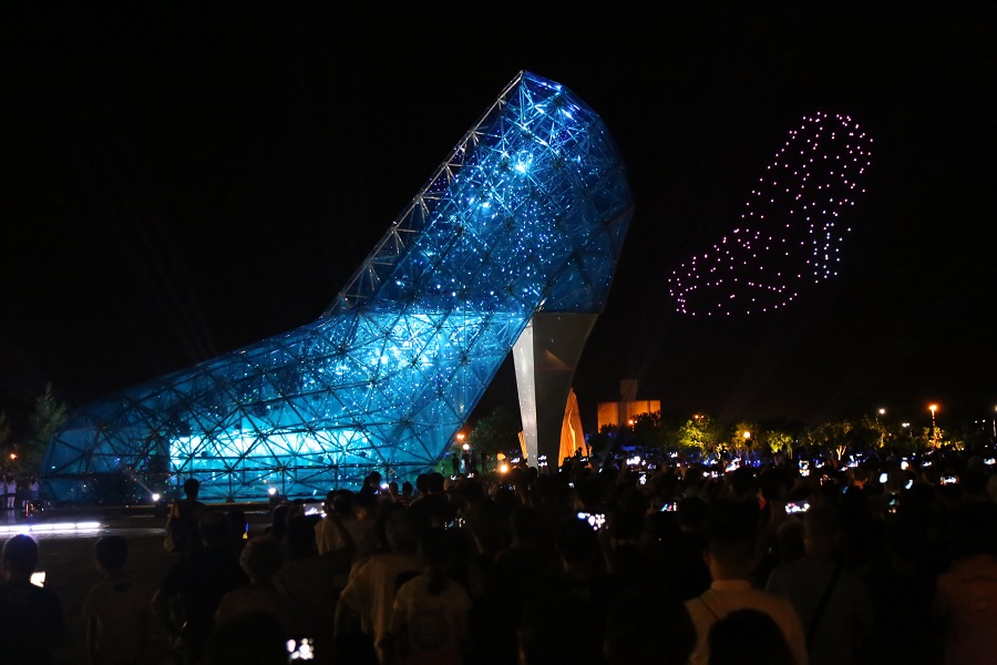 ▲追光逐影藝術季讓高跟鞋教堂滿滿的人潮。（圖／嘉義縣政府提供）