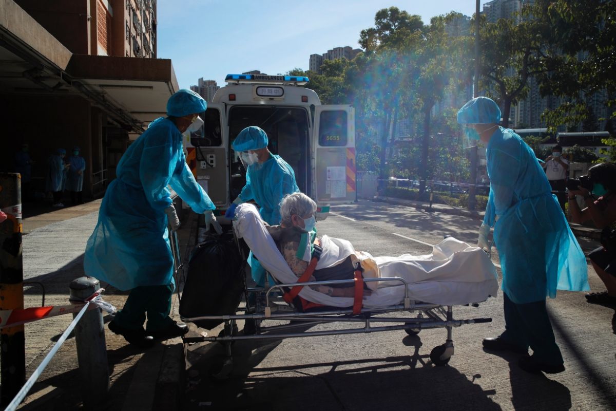 ▲香港近期確診病例急劇上升，醫療系統面臨崩潰。（圖／美聯社／達志影像）