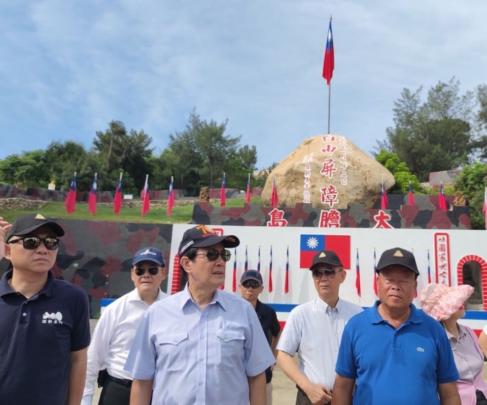▲金門大二膽戰役70週年紀念日，前總統馬英九登上大膽島，呼籲珍惜得來不易的和平，勿讓臺海再陷危機，祈願兩岸永無戰事。（圖／翻攝自馬英九臉書）