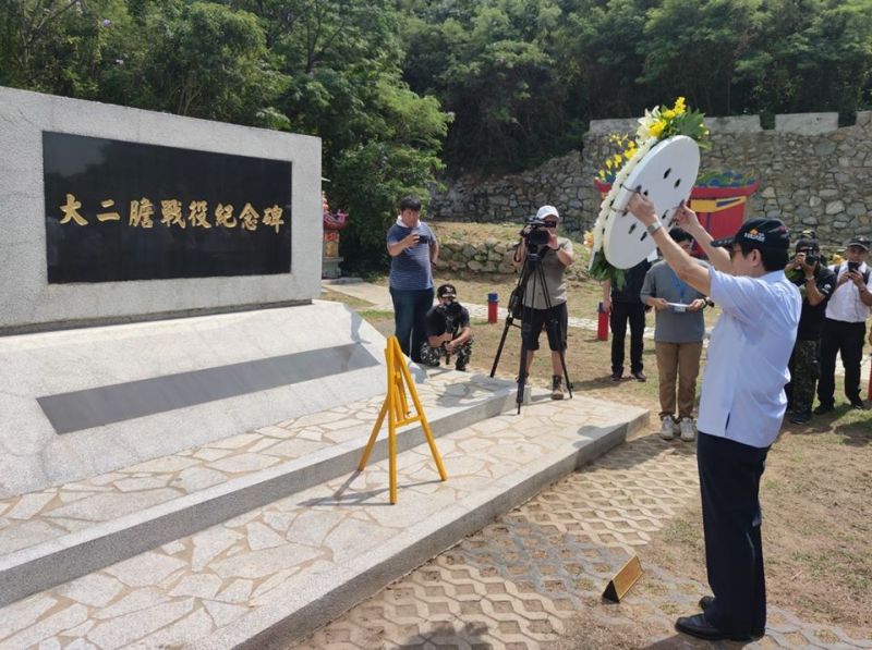 ▲金門大二膽戰役70週年紀念日，前總統馬英九搭船登上大膽島，呼籲珍惜得來不易的和平，勿讓臺海再陷危機，祈願兩岸永無戰事。（圖／翻攝自馬英九臉書）