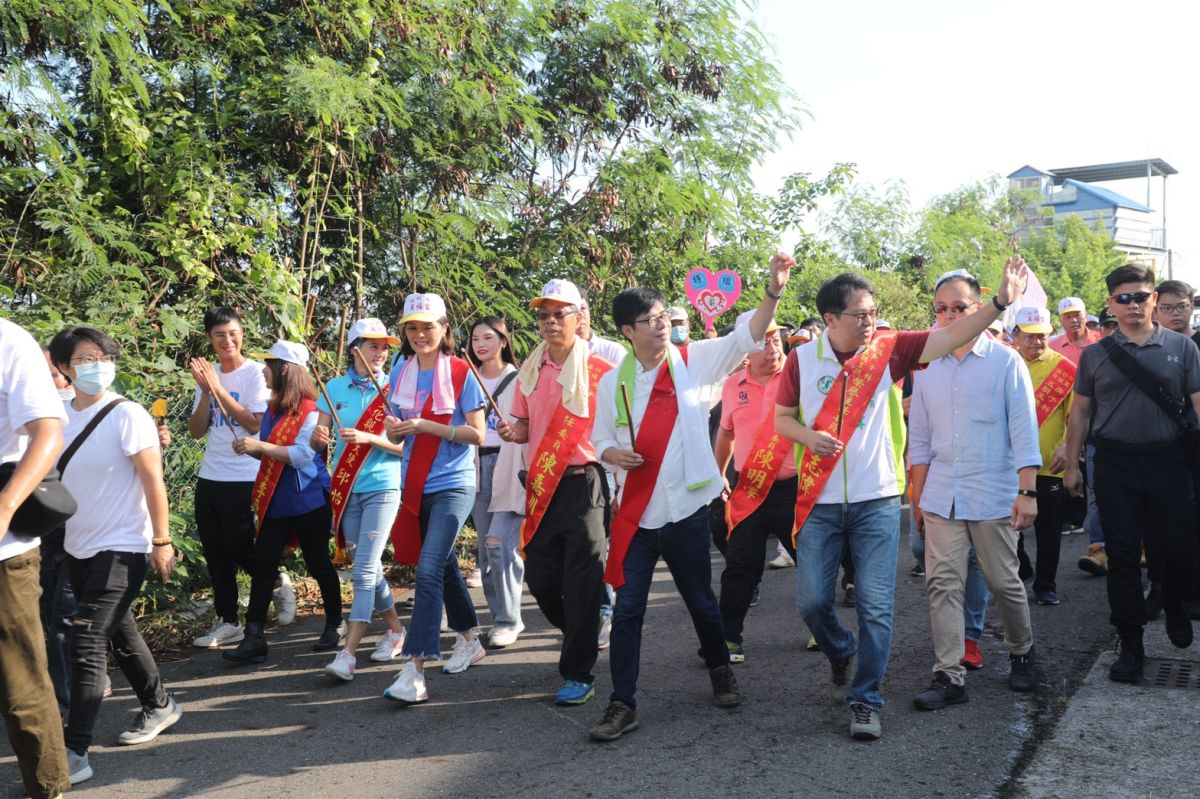 ▲民進黨高雄市長候選人陳其邁與國民黨高雄市長候選人李眉蓁今參加茄萣區「白砂崙萬福宮庚子科五朝王醮」時同框。（陳其邁競選總部提供）