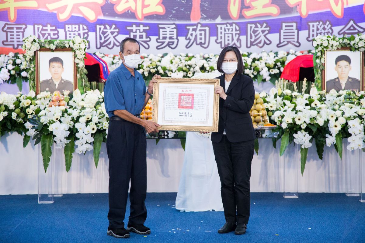▲▲總統蔡英文頒發海軍陸戰隊本月3日登陸作戰操演突擊艇翻覆意外殉職上士陳志榮及上兵蔡博宇褒揚令。(圖／海軍陸戰隊提供)