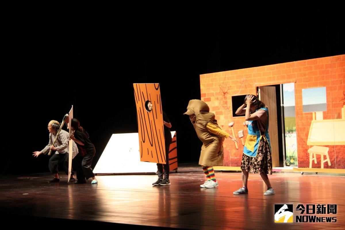 ▲彰化縣政府邀請萍蓬草兒童劇團在員林演藝廳演出「新木偶奇遇記」，彰化家扶中心與新住民小朋友進劇場欣賞，搶先體驗媲美國家級劇場的嶄新設備。（圖／記者陳雅芳攝，2020.07.26）