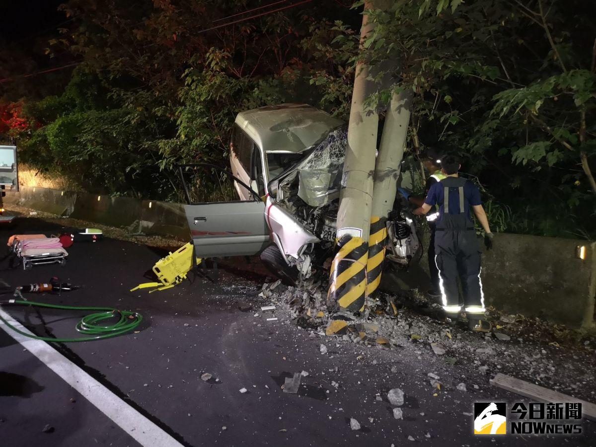 ▲花壇鄉三芬路一輛廂型車失控撞歪路邊電桿，車體還離地卡在護欄上，衝擊力道強烈，車體扭曲變形，電線桿也被攔腰撞歪斜。（圖／記者陳雅芳翻攝，2020.07.26）