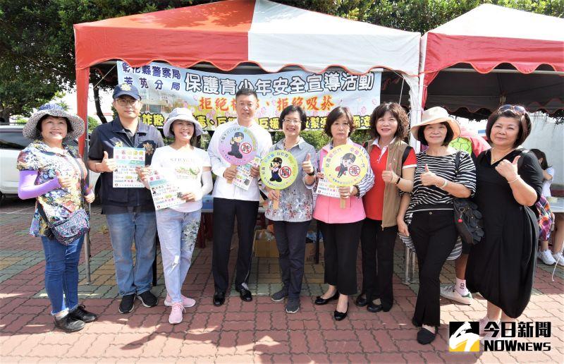 ▲芳苑警分局長王國峯親自對青少年反毒、反飆車、防詐騙的宣導。(圖/記者陳雅芳攝,2020.07.26)