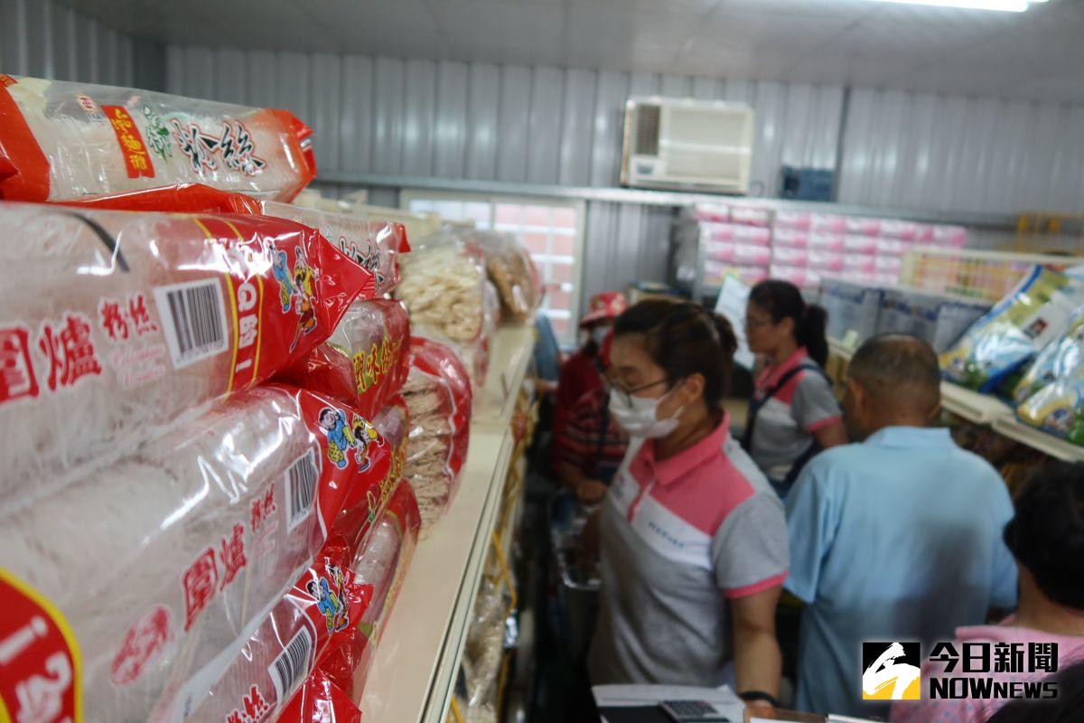 ▲彰化縣樂林食(實)物銀行辦理食(實)物領取，志工一對一的服務，縣長王惠美關心弱勢民眾至實體店面挑選需要物資的運作。（圖／記者陳雅芳攝，2020.07.26）